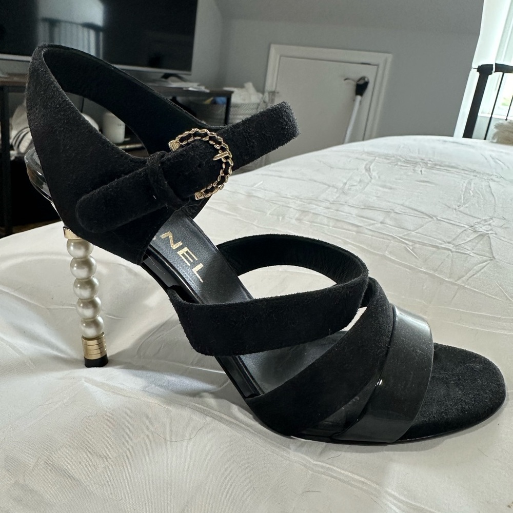 Authentic Discontinued & Rare Chanel Buckle Suede Upper Heels size 36.5 - Picture 2 of 8